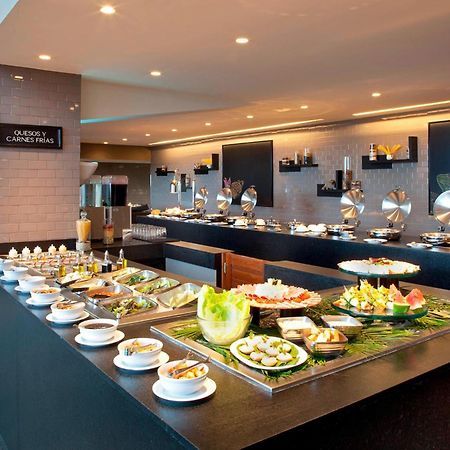 Marriott Tuxtla Gutierrez Hotel Ngoại thất bức ảnh A buffet at a hotel