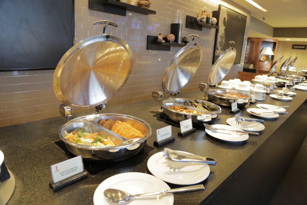 Marriott Tuxtla Gutierrez Hotel Ngoại thất bức ảnh A buffet at a hotel