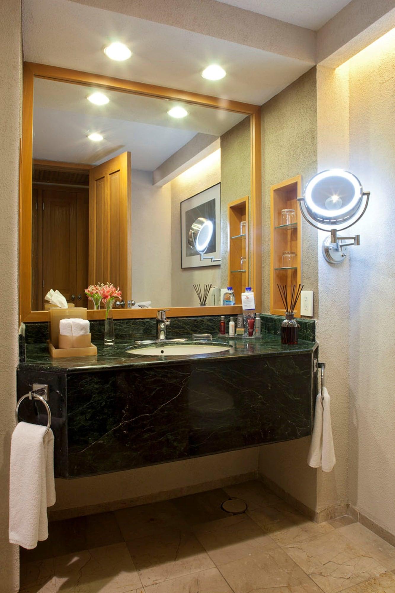 Marriott Tuxtla Gutierrez Hotel Ngoại thất bức ảnh Bathroom