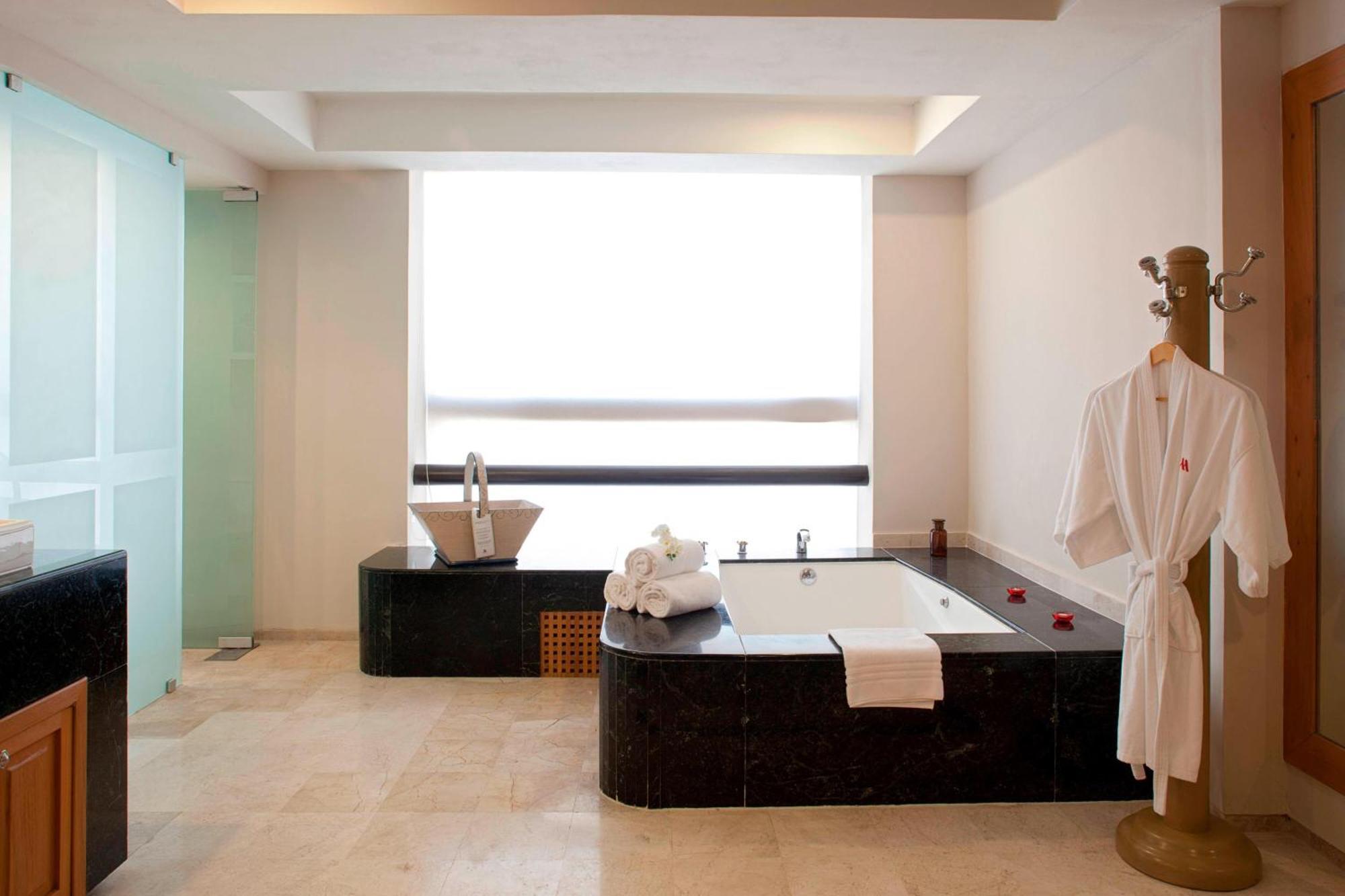 Marriott Tuxtla Gutierrez Hotel Ngoại thất bức ảnh A bathroom in a hotel